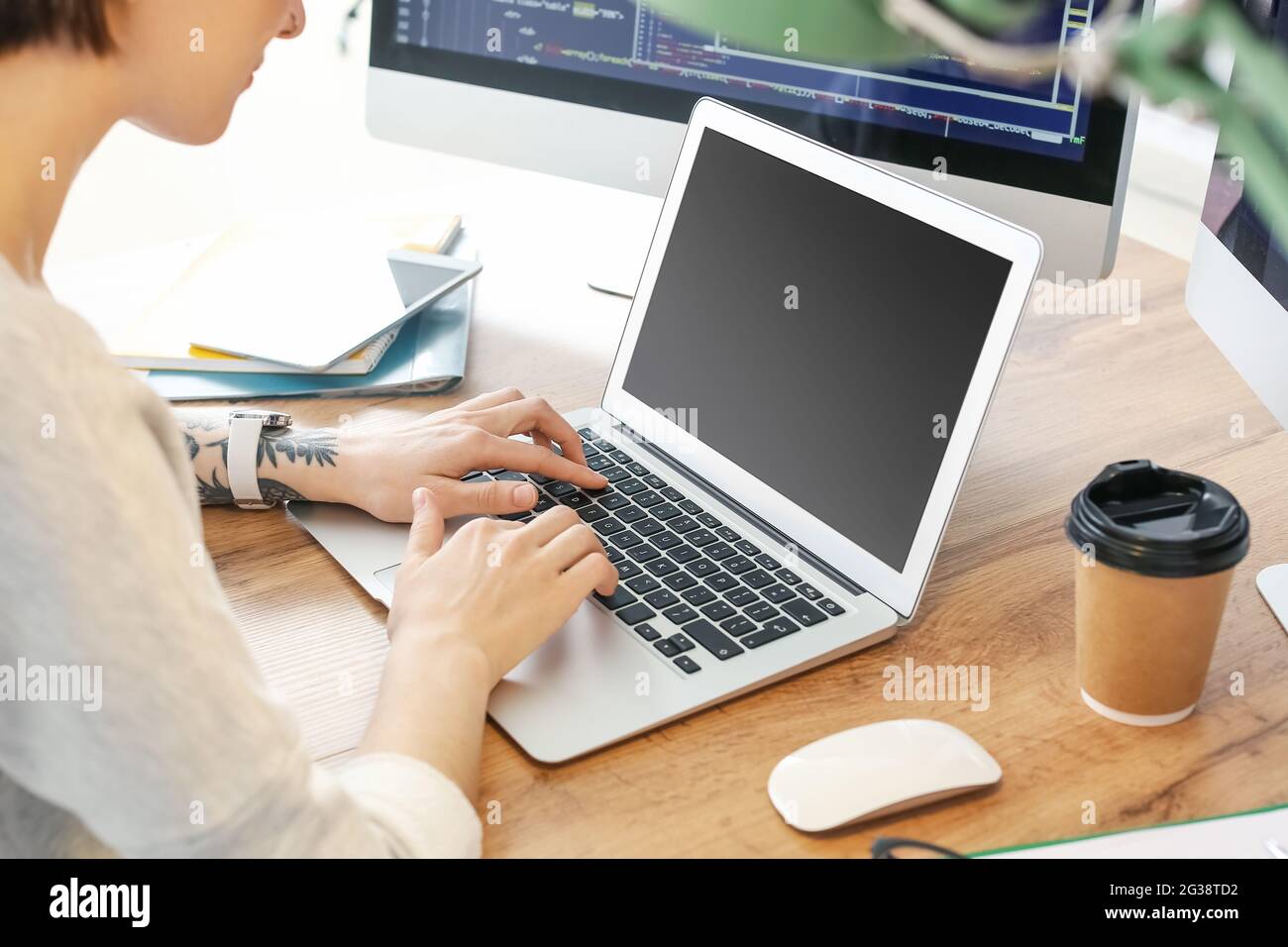 Une femme qui travaille avec un ordinateur portable au bureau Photo Stock Alamy