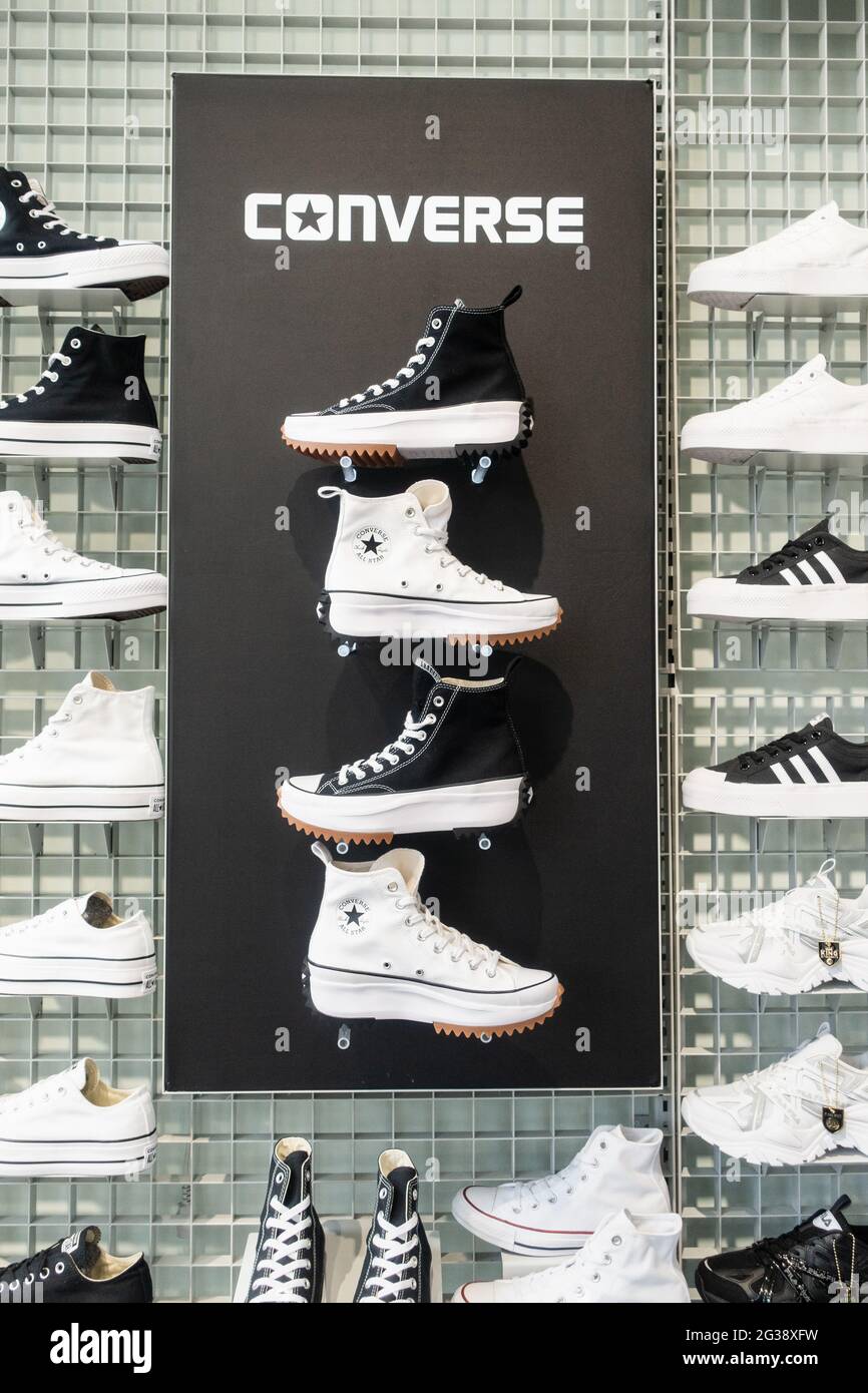 Baskets montantes Converse Run Star de randonnée, chaussures exposées dans un magasin de sport. Banque D'Images