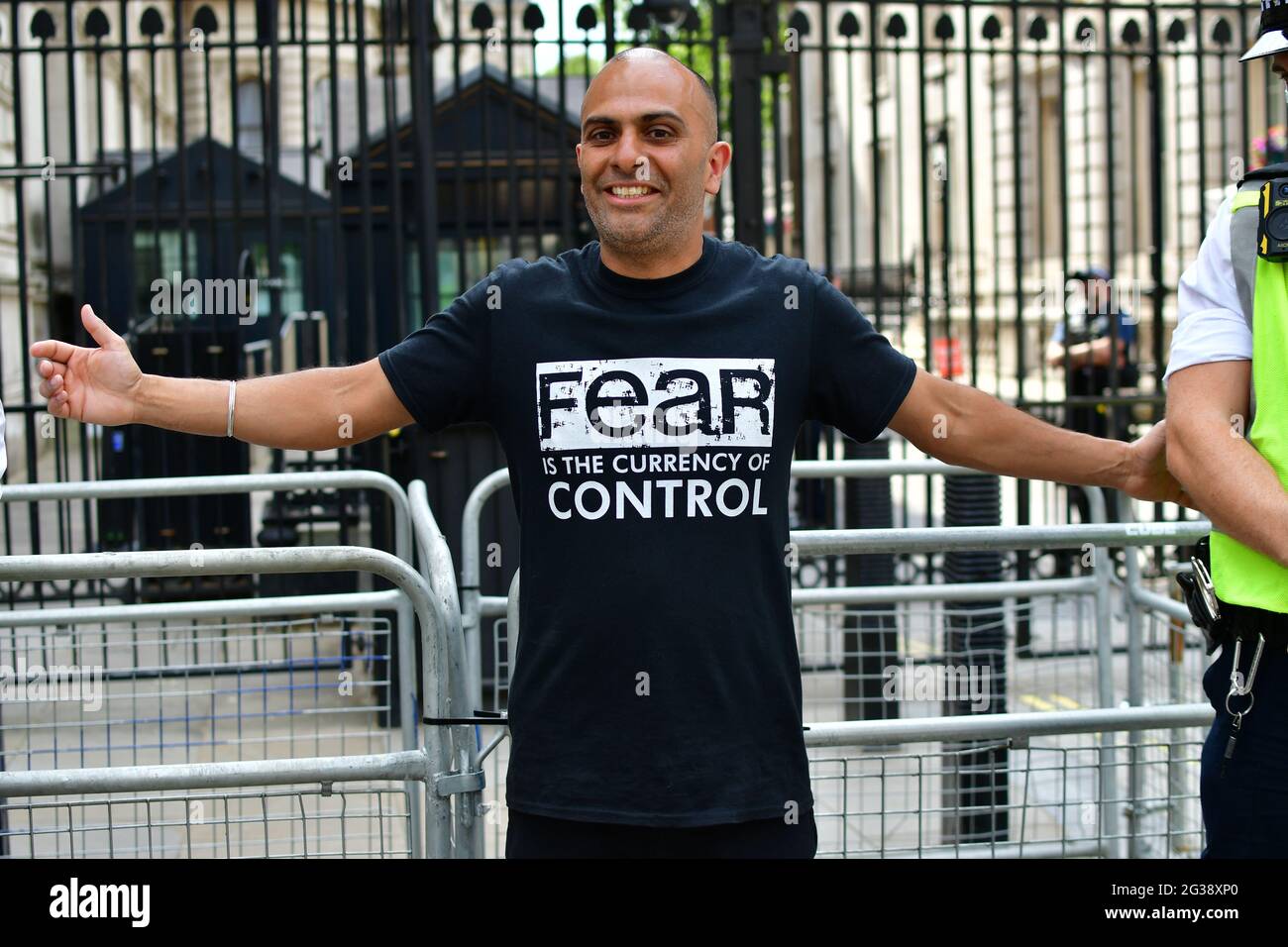 Londres, Royaume-Uni. 14 juin 2021. Les manifestants continuent de protester jusqu'à ce que Boris Johnson confirme le retard de verrouillage jusqu'au 19 juillet devant Downing Street, le 14 juin 2021, à Londres, au Royaume-Uni. Crédit : Picture Capital/Alamy Live News Banque D'Images