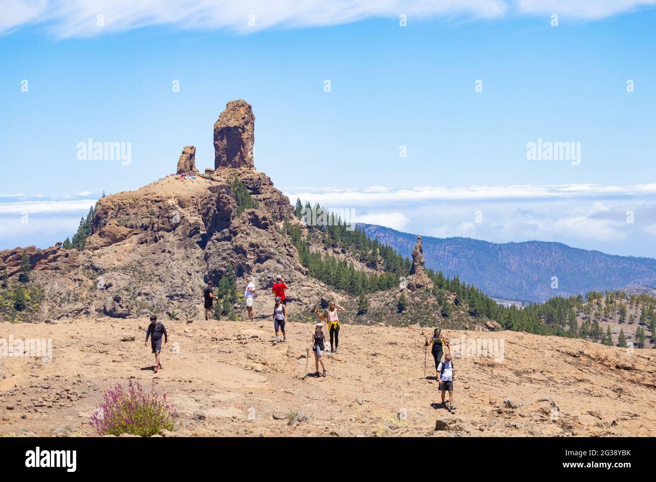 Randonneurs, randonneurs près de Roque Nublo dans les montagnes de Gran Canaria, îles Canaries, Espagne Banque D'Images