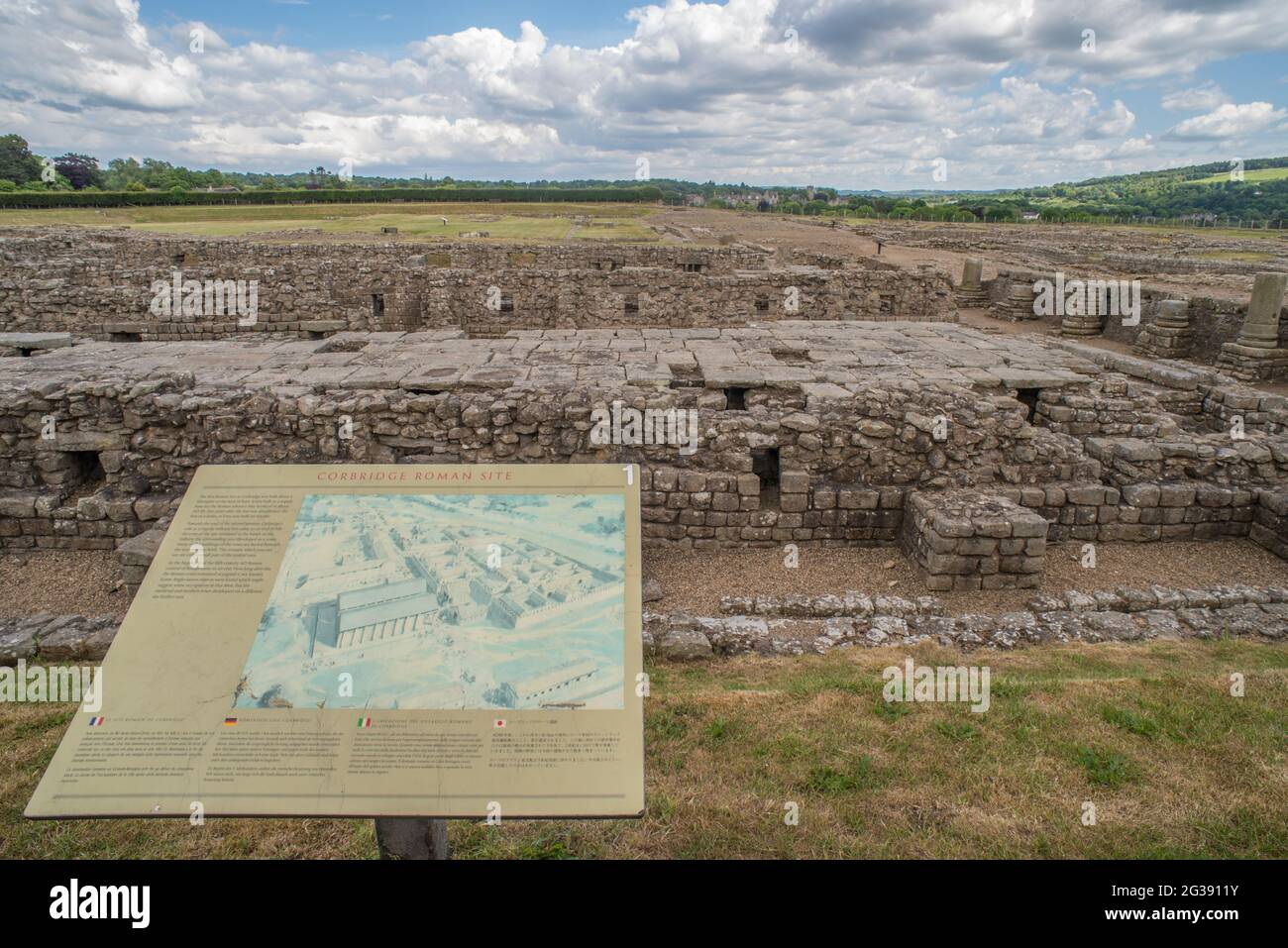 Vue sur le site archéologique de la ville romaine et fort Corstopitum près de Corbridge d'aujourd'hui. Le camp a été utilisé comme base de suppy pour les légions romaines, situé dans l'arrière-pays du mur d'Hadrien et comprenait de nombreux greniers. Banque D'Images