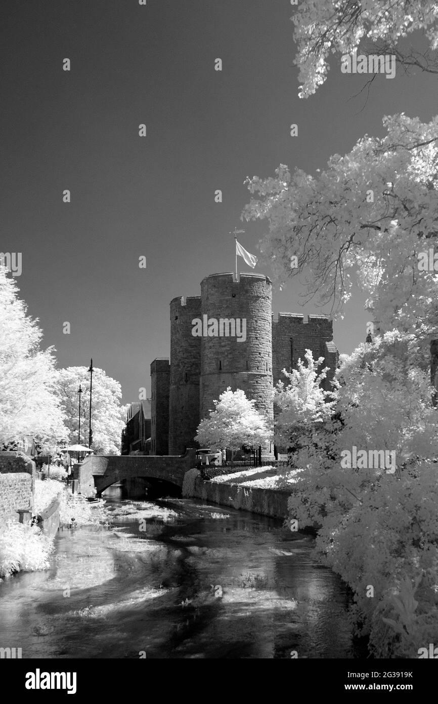 Image infrarouge monochrome de la rivière Great Stour et des tours Westgate à Canterbury, Royaume-Uni. Banque D'Images