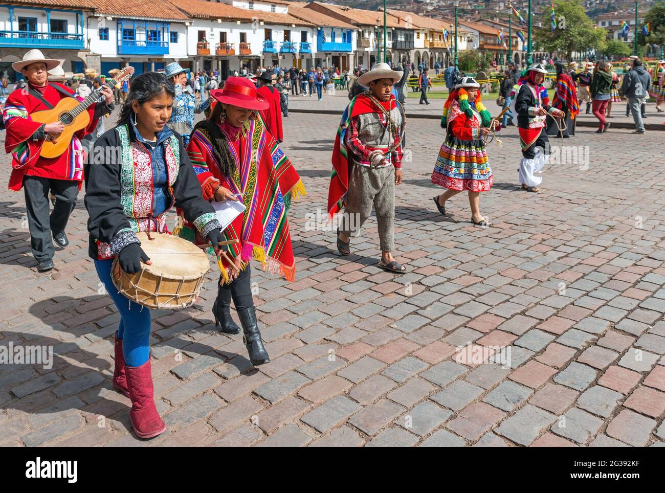 Péruviens marchant dans des vêtements traditionnels pendant les célébrations du festival du soleil Inti Raymi avec des instruments de musique, Cusco, Pérou. Banque D'Images