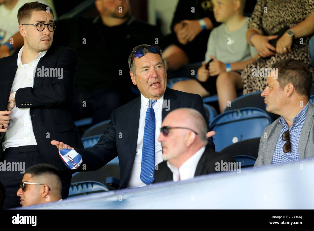 STOCKPORT, ROYAUME-UNI. LE 13 JUIN, LE PRÉSENTATEUR DE SKY TV Jeff Steller (r) en photo avec son fils Robbie lors du match de la Vanarama National League entre le comté de Stockport et Hartlepool United au stade Edgeley Park, Stockport, le dimanche 13 juin 2021. (Credit: Mark Fletcher | MI News) Credit: MI News & Sport /Alay Live News Banque D'Images
