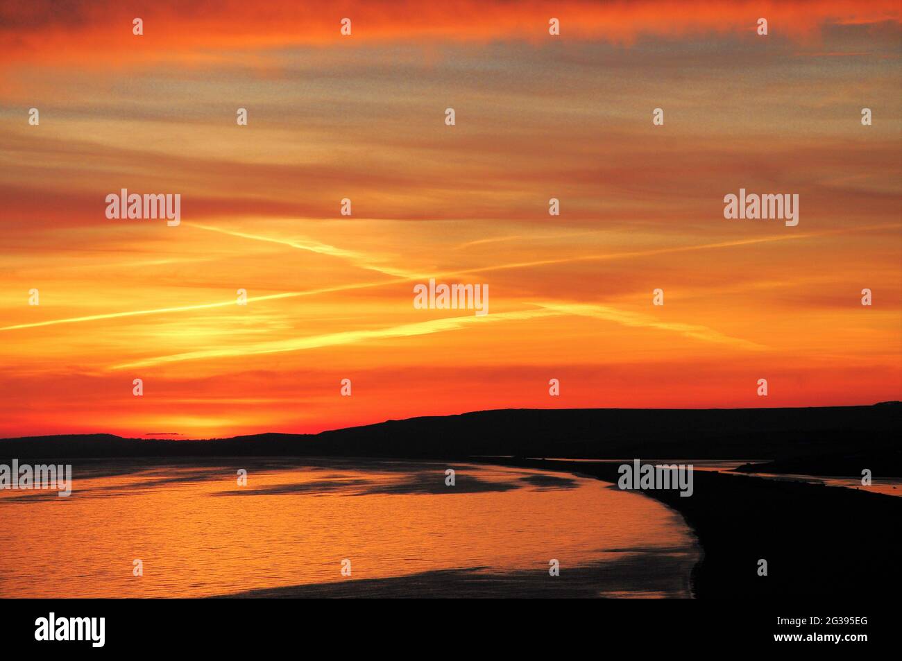 Plage de Chesil. 14 juin 2021. Météo Royaume-Uni. Un coucher de soleil sur Chesil Beach, à Dorset, termine la journée la plus chaude jusqu'à présent, cette année. Crédit : stuart fretwell/Alay Live News Banque D'Images