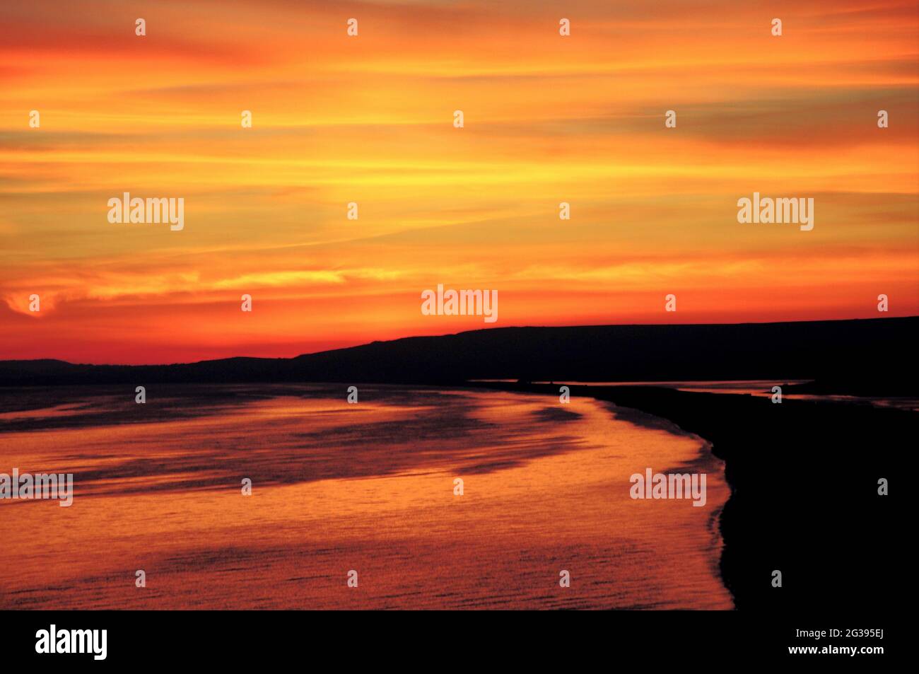 Plage de Chesil. 14 juin 2021. Météo Royaume-Uni. Un coucher de soleil sur Chesil Beach, à Dorset, termine la journée la plus chaude jusqu'à présent, cette année. Crédit : stuart fretwell/Alay Live News Banque D'Images