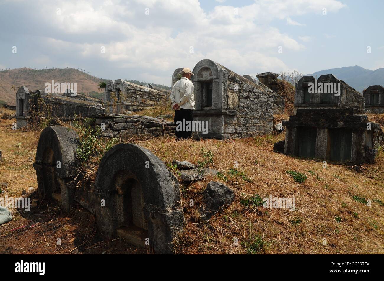Gao Chuoling passe plus d'une heure à chercher sa ligne directe de la famille Gao sur le cimetière où il n'a pas été et a senti ses pieds sur le sol depuis plus de 60 ans. Yunnan, Chine. 5 avril 2009. Une partie de la photo, exilé Kuomintang de retour à la mère-patrie, par Patcharin Toraktrakul. Banque D'Images