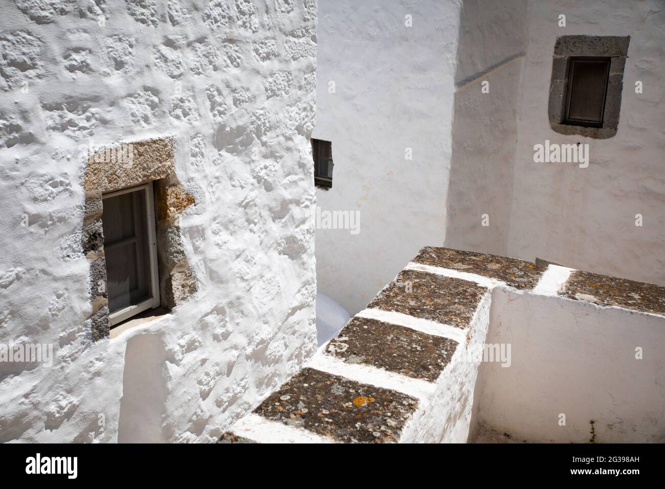 Bâtiments blancs sur l'île grecque de Patmos Banque D'Images