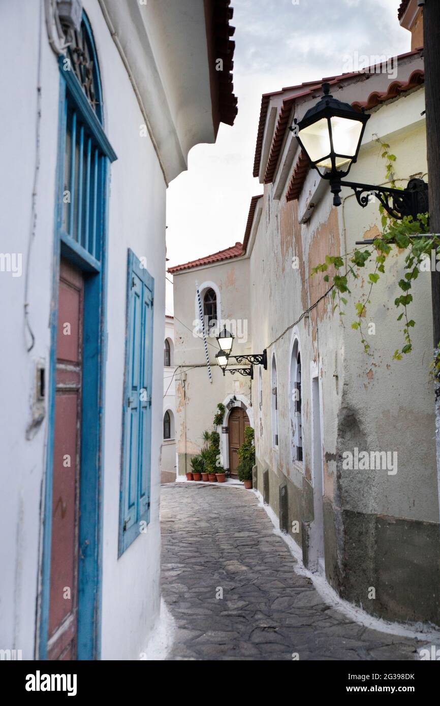 Rue à Vathi, vieille ville grecque à Samos. Banque D'Images