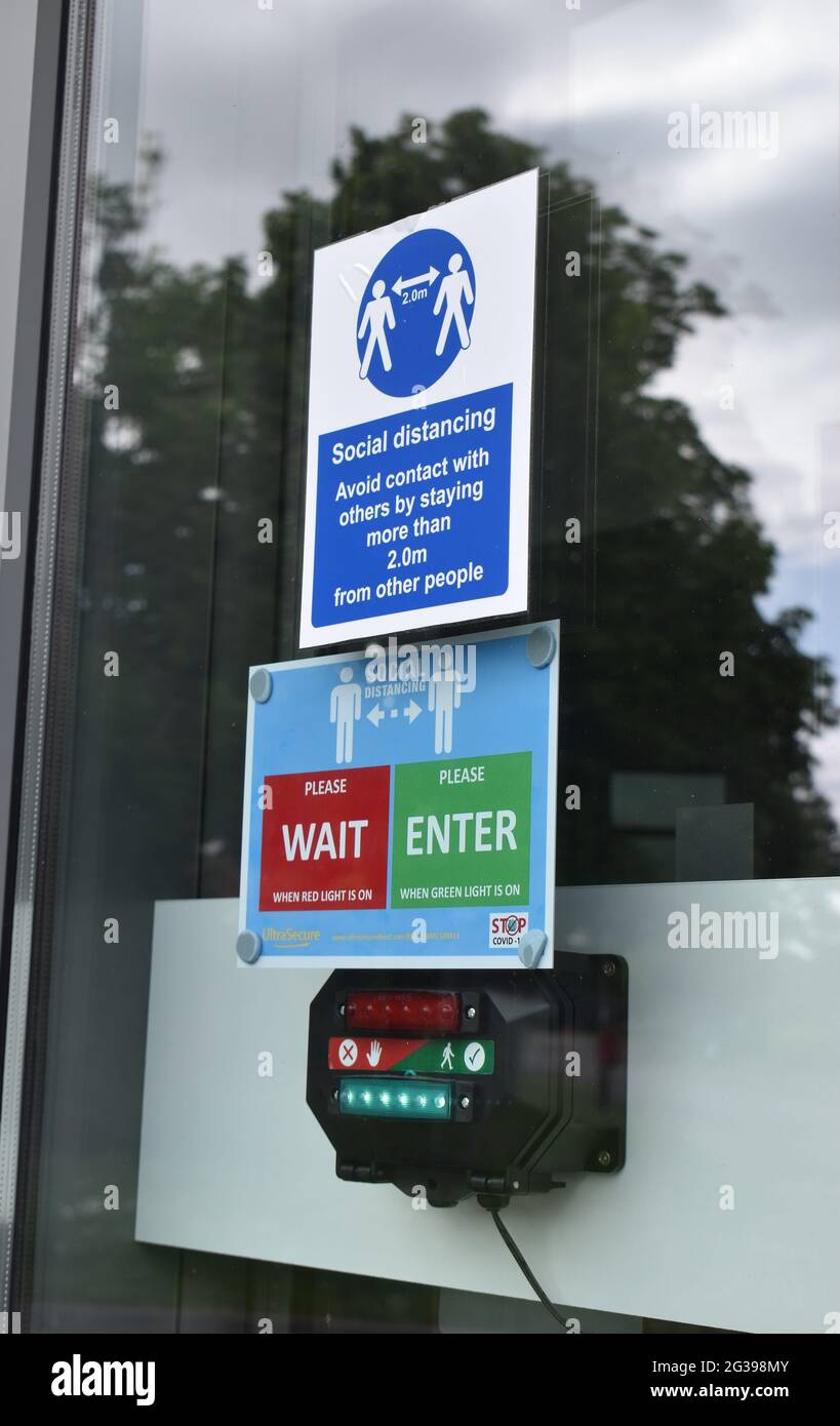 Système d'entrée des feux de circulation lors d'une opération GP à Milton Keynes. Banque D'Images