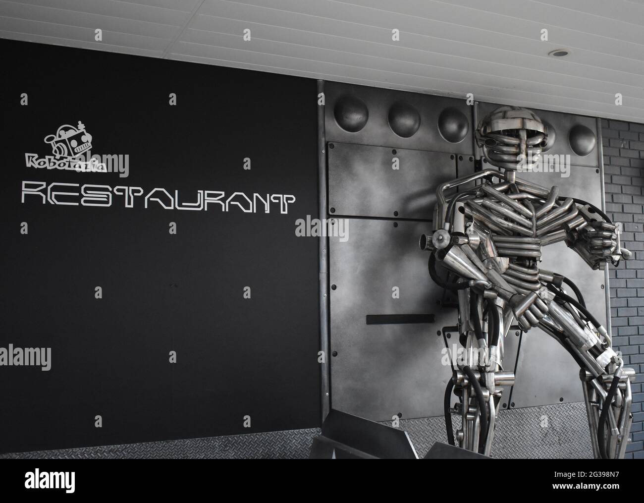 Robot au restaurant de science-fiction "Robotazia" dans le centre de Milton Keynes. Banque D'Images