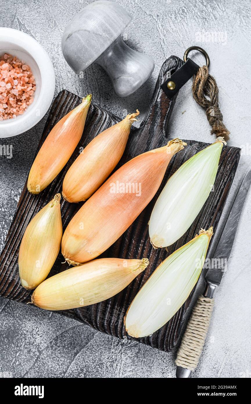 Oignon De L Echalote De Bebe Coupe Cru Sur Une Planche De Bois Arriere Plan Blanc Vue De Dessus Photo Stock Alamy Oignon De L Echalote De Bebe Coupe Cru Sur Une Planche De Bois Arriere Plan Blanc Vue De Dessus Photo Stock Alamy