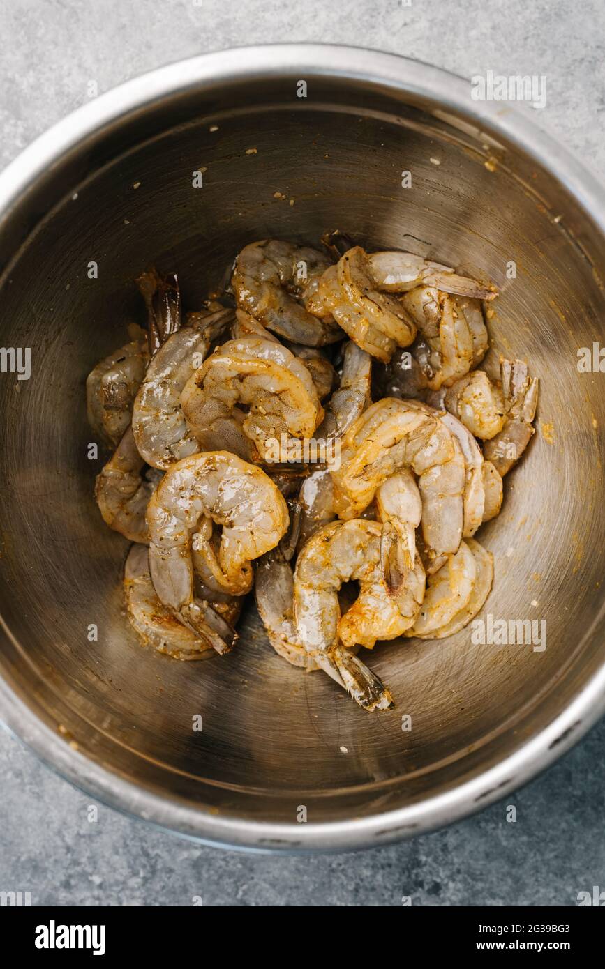 Crevettes crues dans une marinade épicée Banque D'Images