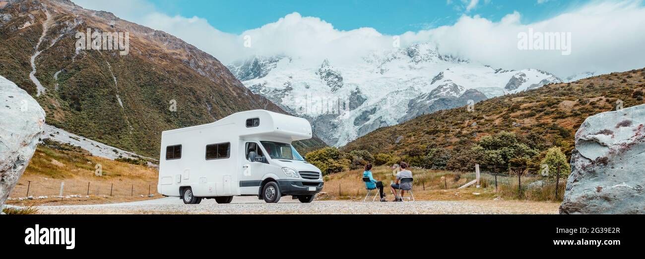 Camping camping-car van, voyage en voiture de camping-car en Nouvelle-Zélande. Couple sur voyage aventure de vacances. Touristes regardant la vue sur le parc national Aoraki Mount Cook et Banque D'Images
