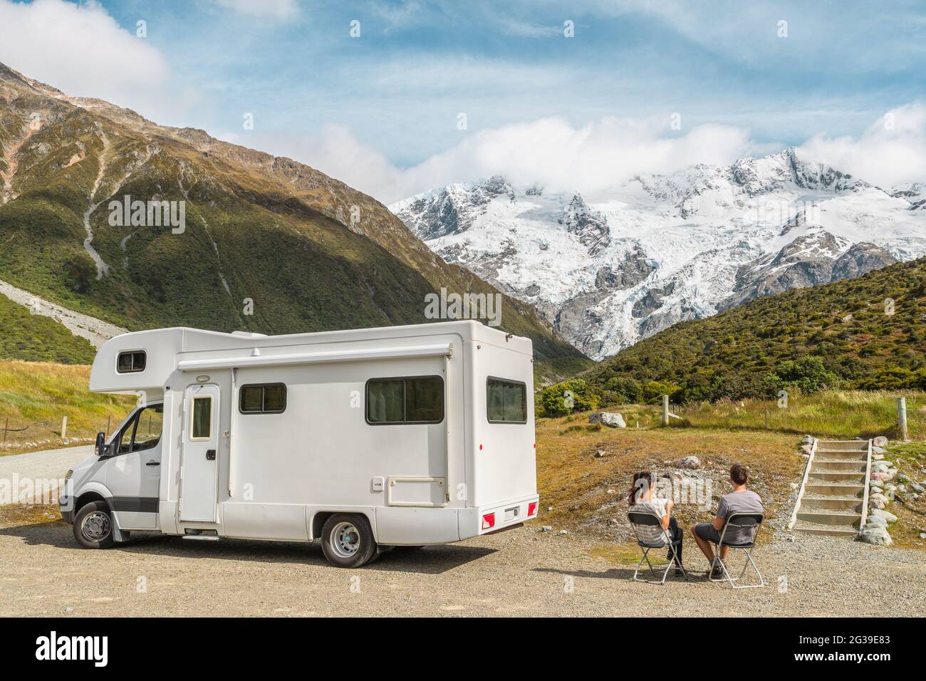 Camping camping-car van, voyage en voiture de camping-car en Nouvelle-Zélande. Couple sur voyage aventure de vacances. Touristes regardant la vue sur le parc national Aoraki Mount Cook et Banque D'Images