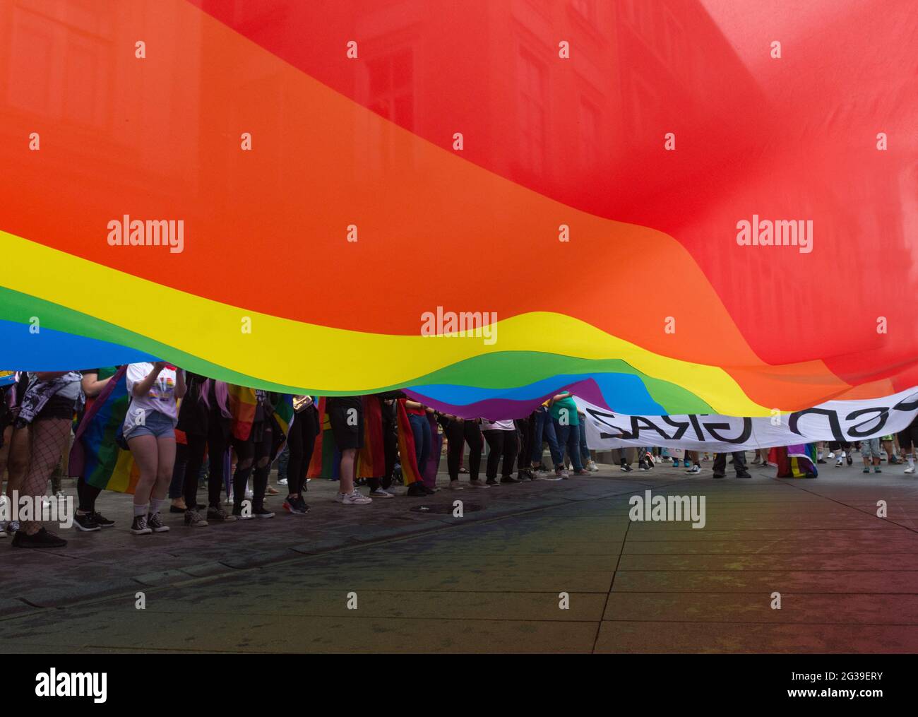 Drapeau arc-en-ciel pour le défilé gay annuel à Graz, Autriche Banque D'Images