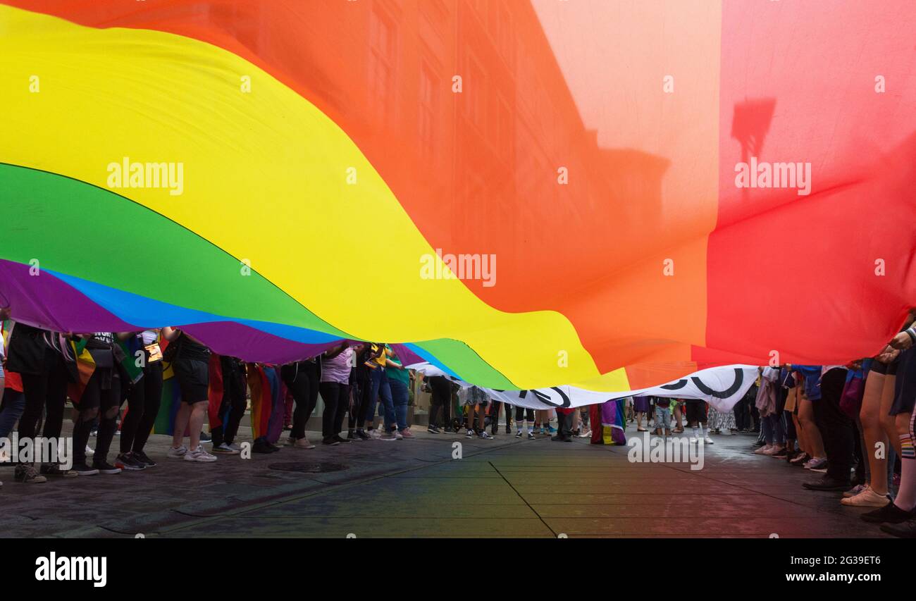 Drapeau arc-en-ciel pour le défilé gay annuel à Graz, Autriche Banque D'Images