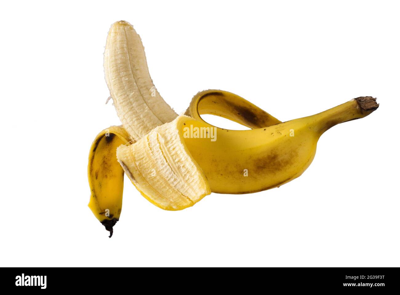 Banane pelée coupée en portions sur fond blanc. Banque D'Images