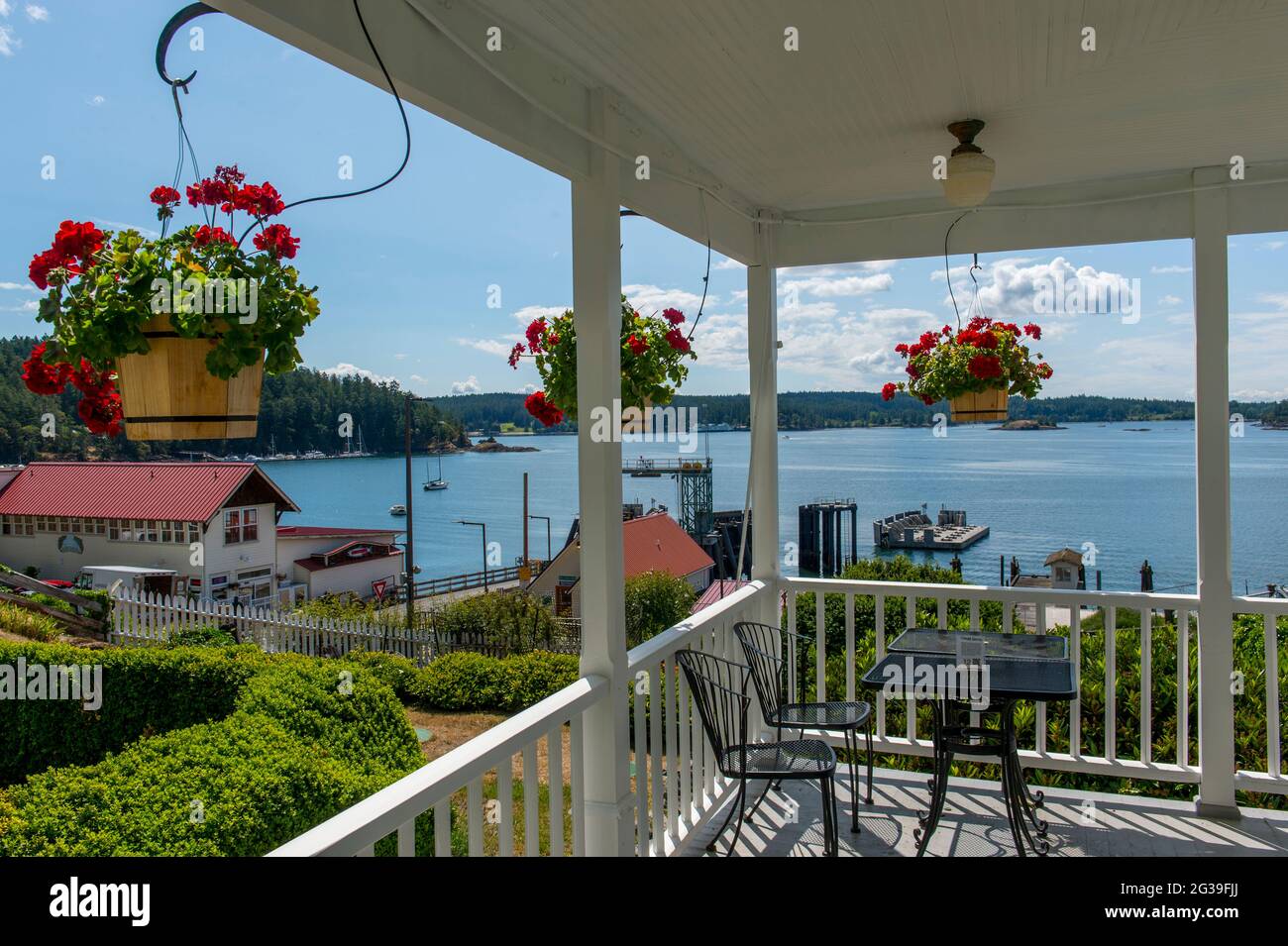 Vue sur le débarcadère de ferry de l'île d'Orcas depuis l'hôtel Orcas, une auberge et un café historique construit en 1904, dans le village d'Orcas, sur l'île d'Orcas, dans l'île de San Juan Banque D'Images