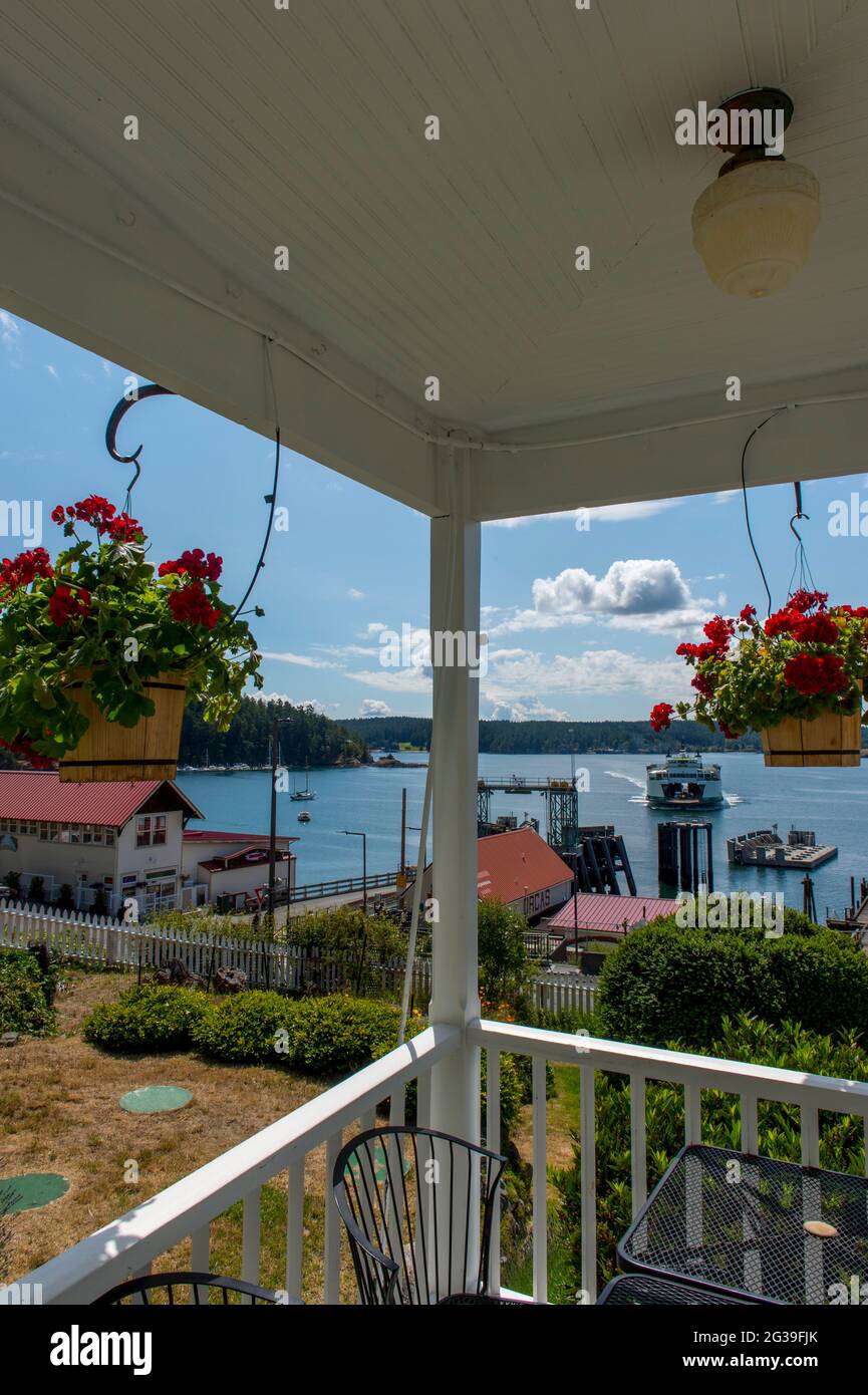Vue sur le débarcadère de ferry de l'île d'Orcas avec un ferry qui s'approche de l'hôtel Orcas, une auberge et un café historiques construits en 1904, dans le village d'Orcas sur Orcas I Banque D'Images