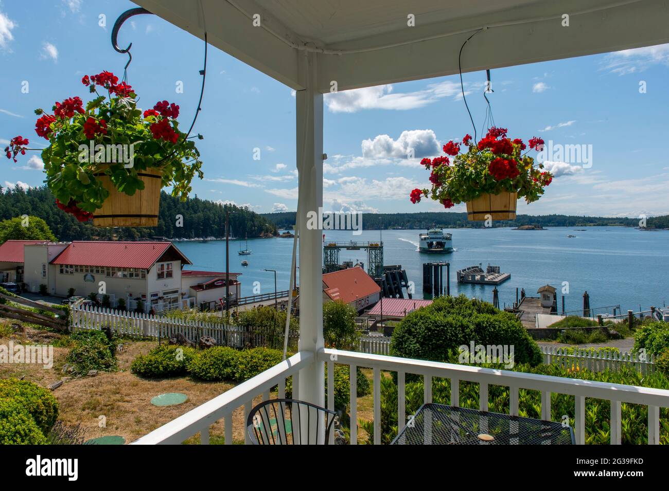 Vue sur le débarcadère de ferry de l'île d'Orcas avec un ferry qui s'approche de l'hôtel Orcas, une auberge et un café historiques construits en 1904, dans le village d'Orcas sur Orcas I Banque D'Images