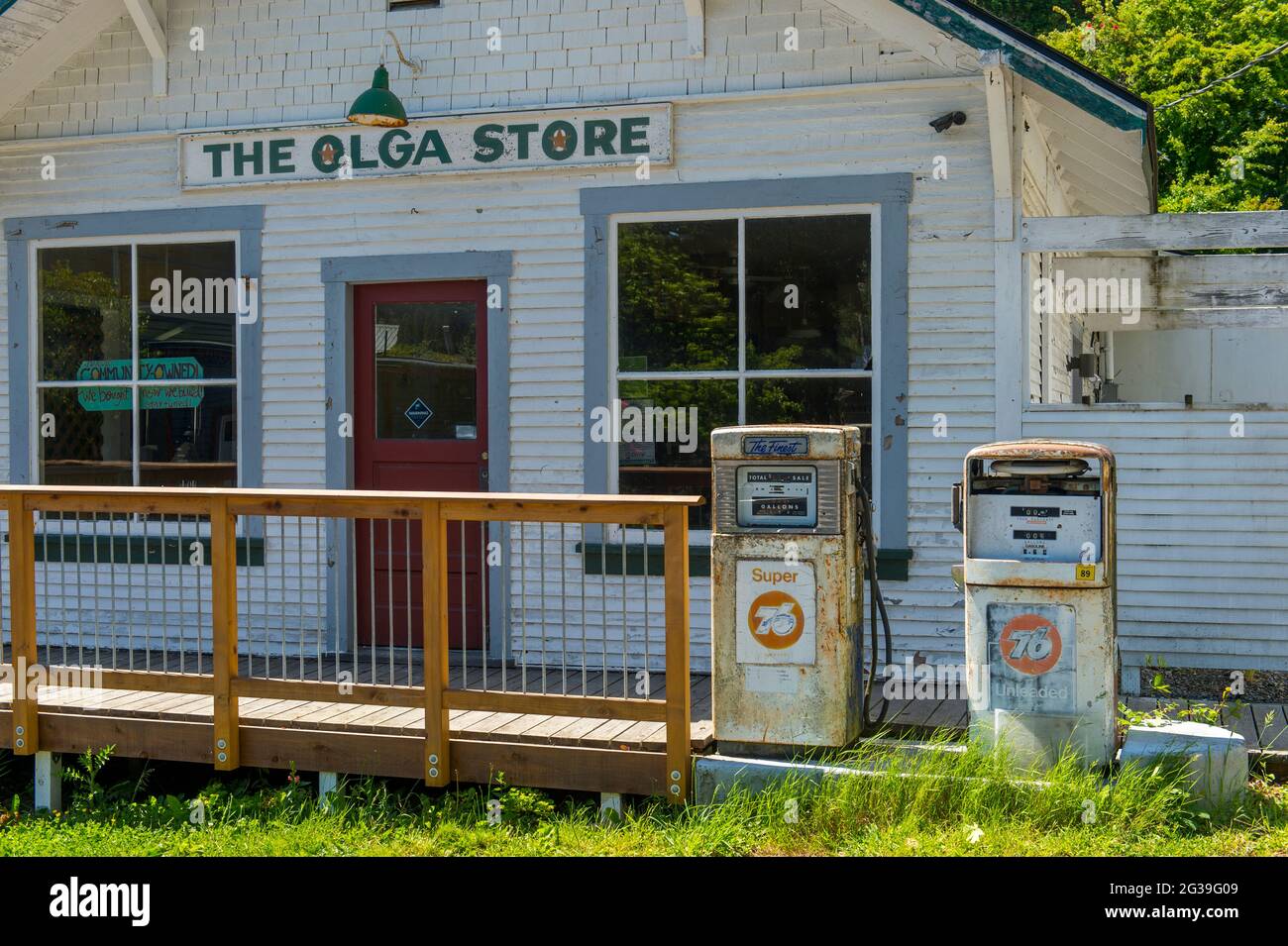 Détail de l'ancien magasin Olga avec pompes à gaz sur l'île Orcas dans les îles San Juan dans l'État de Washington, États-Unis. Banque D'Images Détail de l'ancien magasin Olga avec pompes à gaz sur l'île Orcas dans les îles San Juan dans l'État de Washington, États-Unis. Banque D'Images