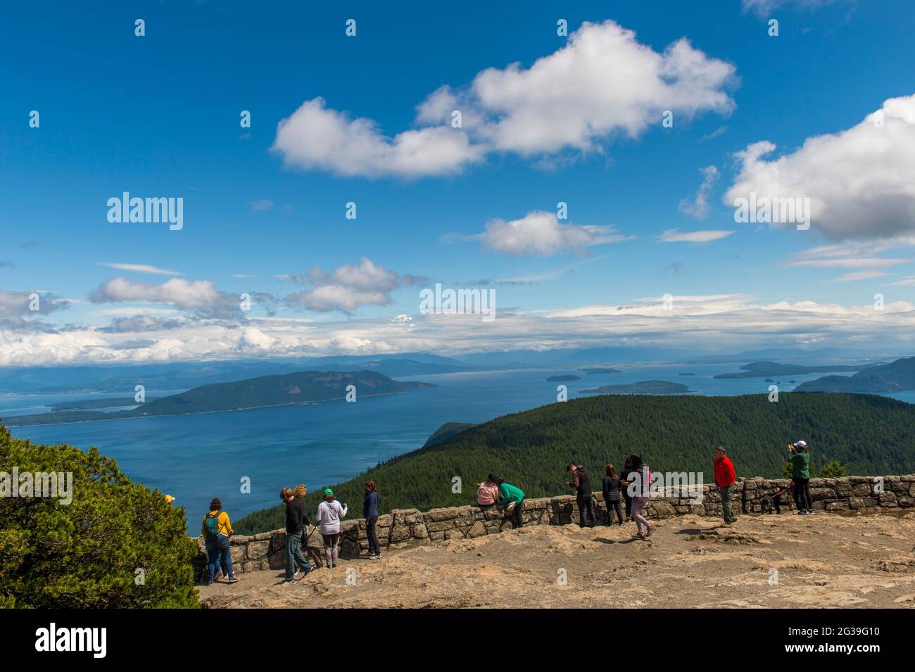 Les gens appréciant la vue sur les îles de San Juan depuis le sommet du Mont Constitution dans le parc national de Moran sur l'île d'Orcas, les îles de San Juan à Washi Banque D'Images