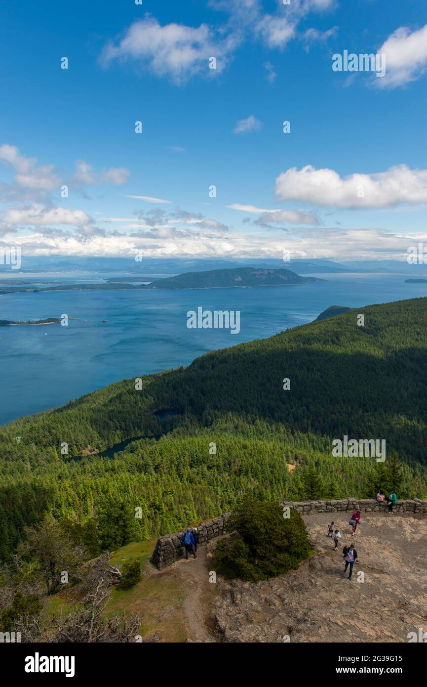Les gens appréciant la vue sur les îles de San Juan depuis le sommet du Mont Constitution dans le parc national de Moran sur l'île d'Orcas, les îles de San Juan à Washi Banque D'Images
