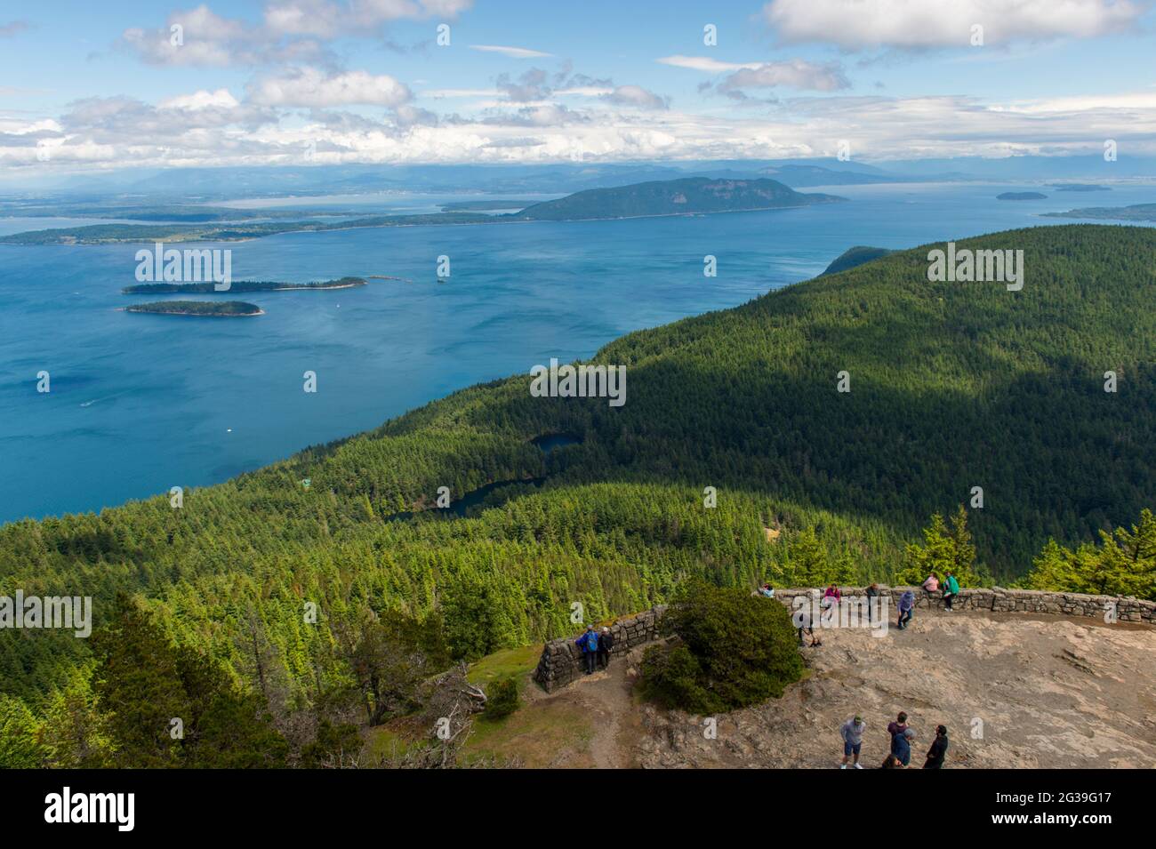 Les gens appréciant la vue sur les îles de San Juan depuis le sommet du Mont Constitution dans le parc national de Moran sur l'île d'Orcas, les îles de San Juan à Washi Banque D'Images