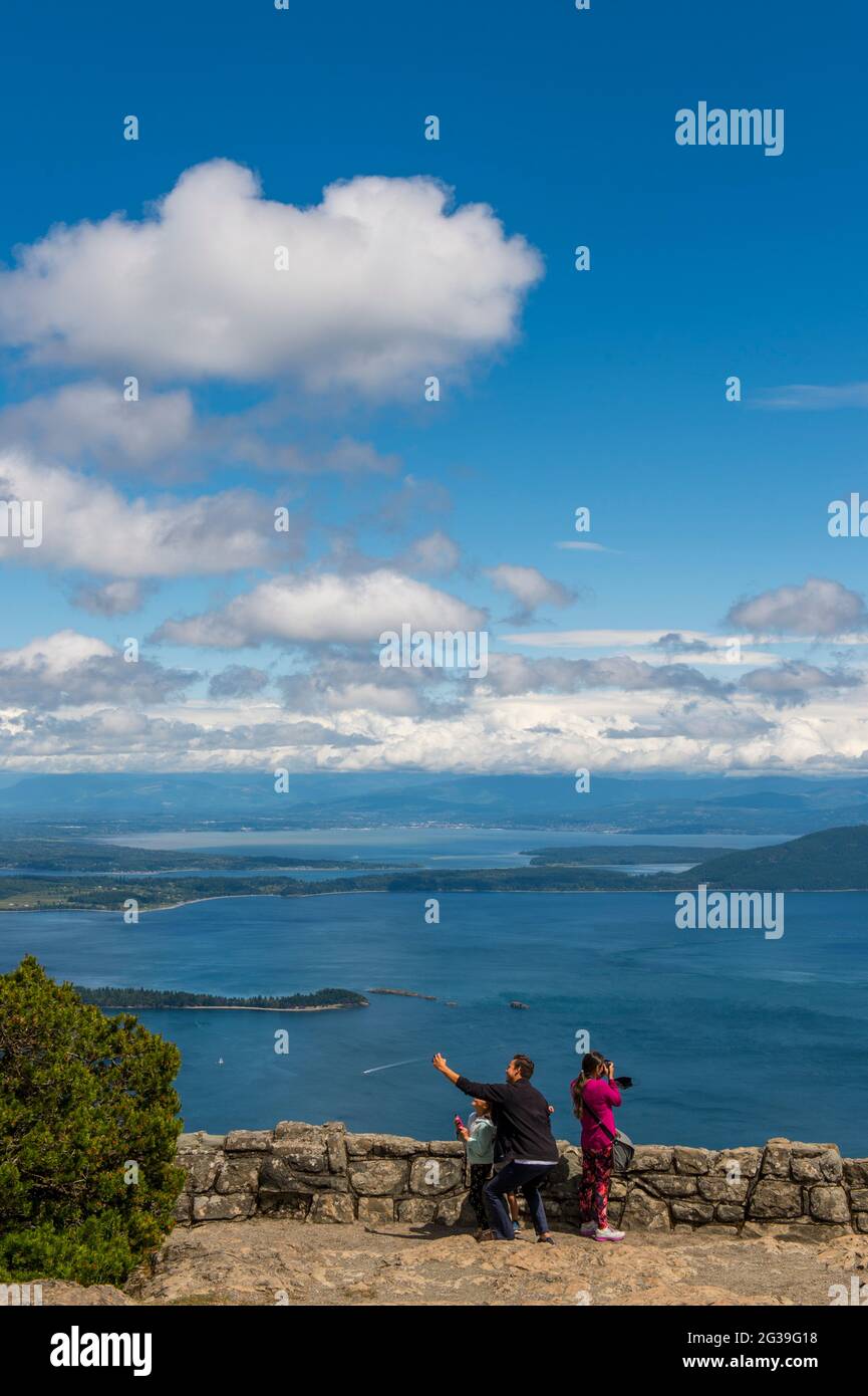 Les gens appréciant la vue sur les îles de San Juan depuis le sommet du Mont Constitution dans le parc national de Moran sur l'île d'Orcas, les îles de San Juan à Washi Banque D'Images