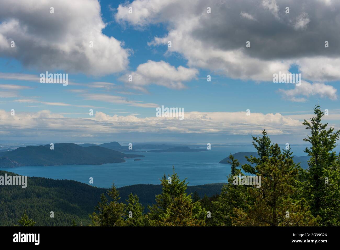 Vue sur les îles de San Juan depuis le sommet du mont Constitution dans le parc national de Moran sur l'île d'Orcas, îles de San Juan dans l'État de Washington, United Banque D'Images