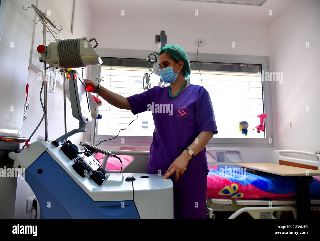 Damas, Syrie. 14 juin 2021. Un travailleur médical syrien vérifie un appareil dans un nouveau centre de transplantation de cellules souches sanguines et de thérapie cellulaire pour les enfants à Damas, Syrie, le 14 juin 2021. Le premier centre de greffe de cellules souches sanguines et de thérapie cellulaire pour les enfants en Syrie devrait être lancé dans les prochaines semaines après de nombreuses années de travail acharné, a déclaré lundi le chef du centre aux journalistes. Credit: STR/Xinhua/Alay Live News Banque D'Images