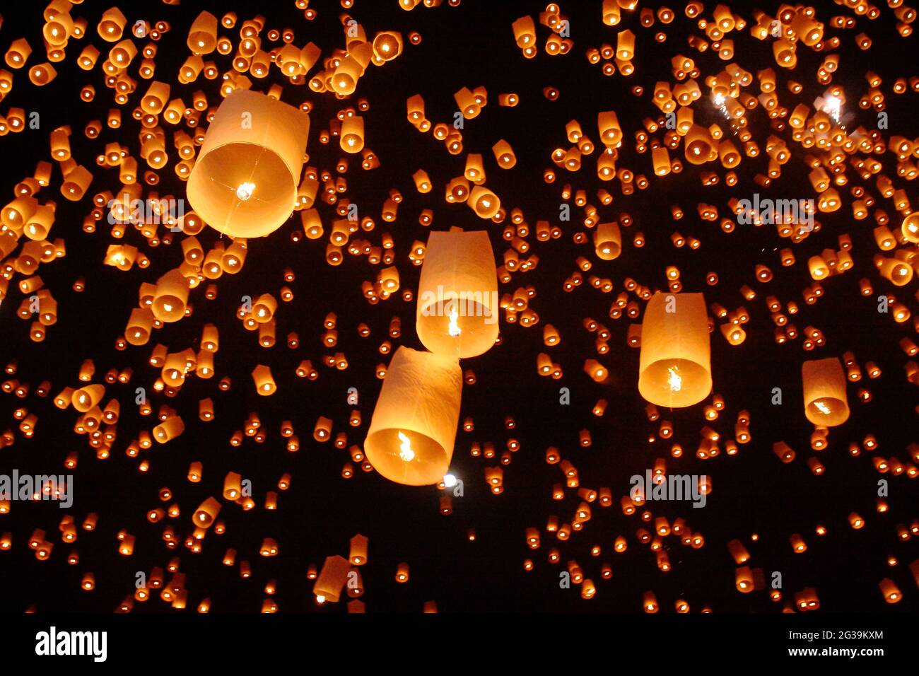 Lanternes flottantes touristiques dans le festival Loy Krathong , Chiang Mai , Thaïlande Banque D'Images