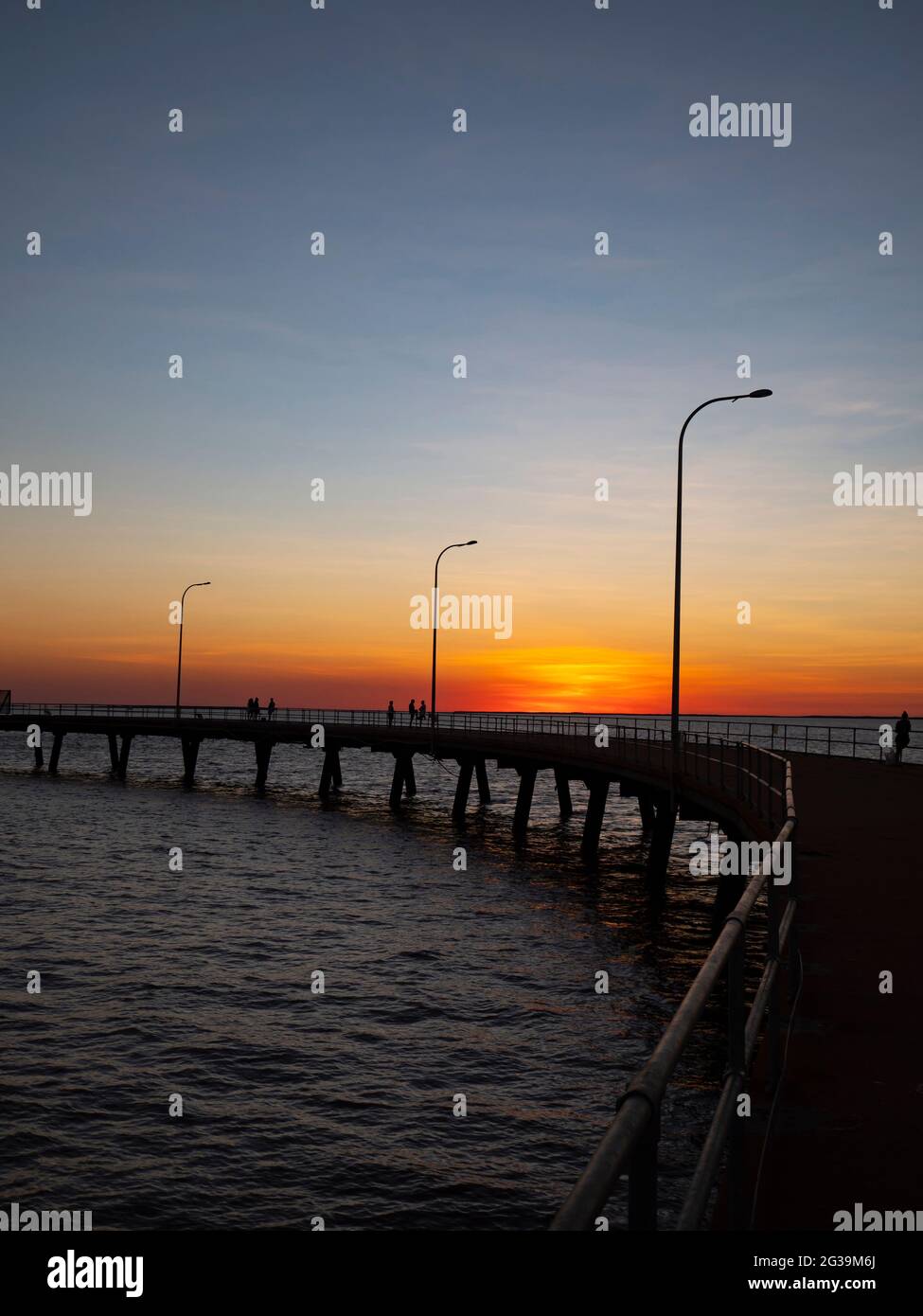 Derby Wharf au coucher du soleil avec ciel bleu et orange dans la région de Kimberly en Australie occidentale avec espace de copie. Banque D'Images
