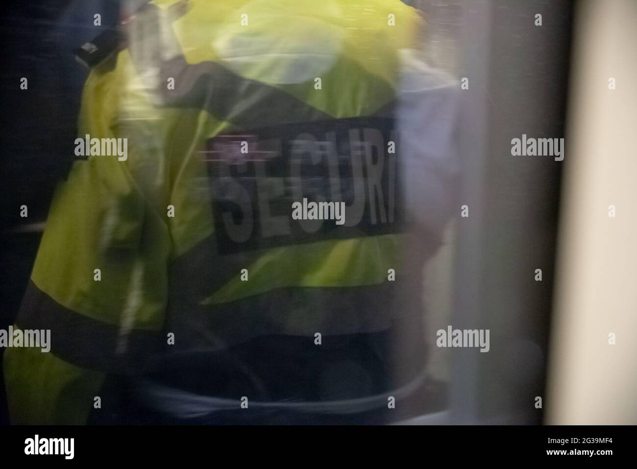 Garde de sécurité à l'intérieur d'un bâtiment commercial à proximité du wi Banque D'Images