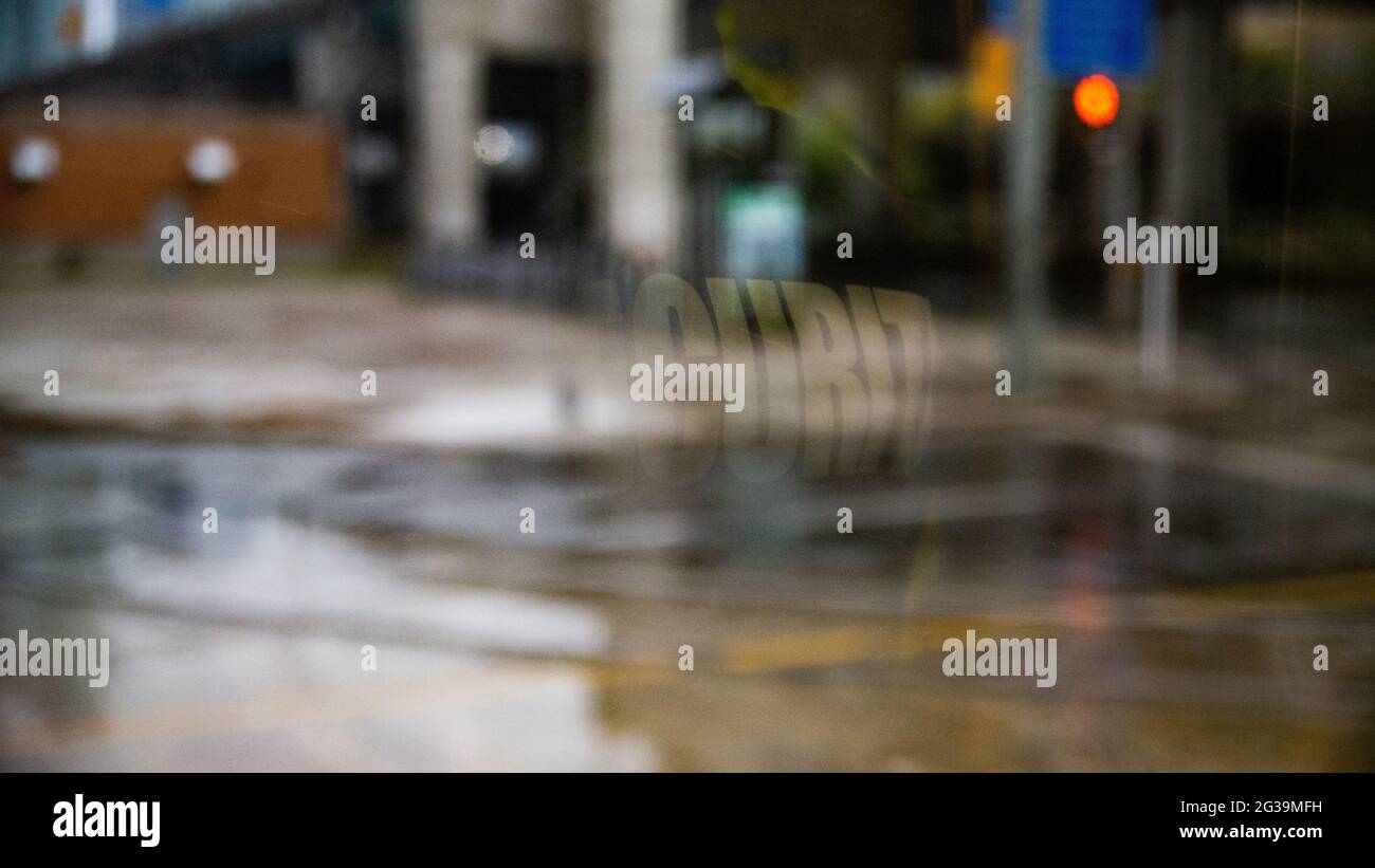Garde de sécurité à l'intérieur d'un bâtiment commercial à proximité du wi Banque D'Images