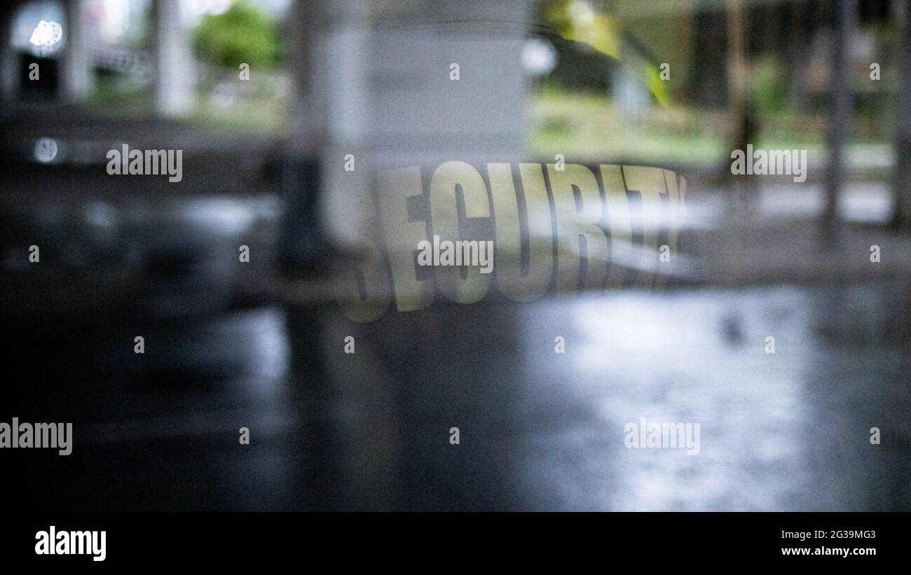 Garde de sécurité à l'intérieur d'un bâtiment commercial à proximité du wi Banque D'Images