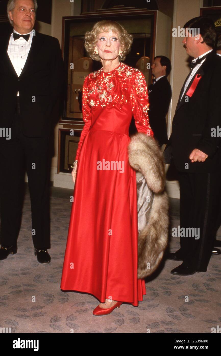 Bette Davis au cinquième prix annuel du cinéma américain le 30 janvier 1988 à l'hôtel Beverly Hilton de Beverly Hills, Californie crédit: Ralph Dominguez/MediaPunch Banque D'Images