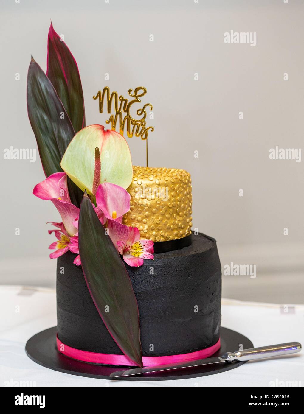 Gateau De Mariage Noir Et Or Photo Stock Alamy