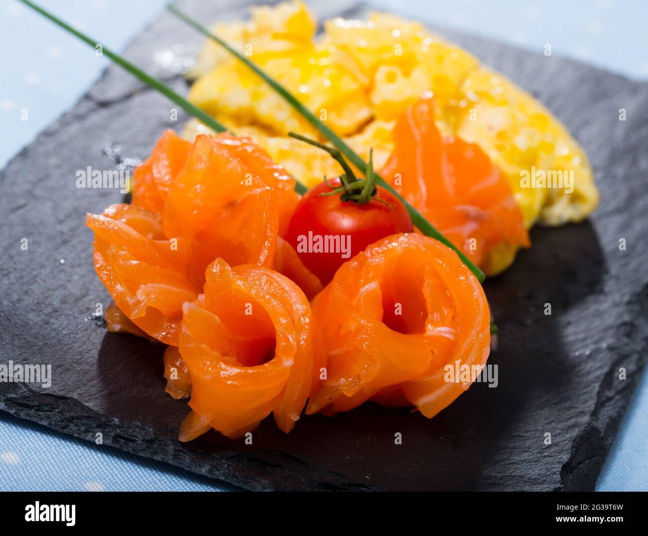 Omelette au saumon fumé Banque D'Images