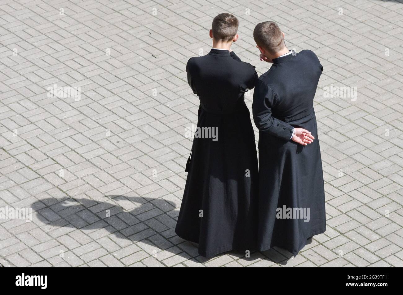 Svyatogorsk, Ukraine. 22 mai 2021. Les séminaristes orthodoxes discutent au Svyatogorskaya Lavra. Le Svyato-Uspenskaya Svyatogorskaya Lavra est un important monastère chrétien orthodoxe sur la rive droite de la Seversky Donets, près de la ville de Svyatogorsk dans l'oblast de Donetskaya (région) de l'est de l'Ukraine. Aujourd'hui, le monastère constitue la pièce maîtresse du Parc naturel national. Crédit : Andriy Andriyenko/SOPA Images/ZUMA Wire/Alay Live News Banque D'Images