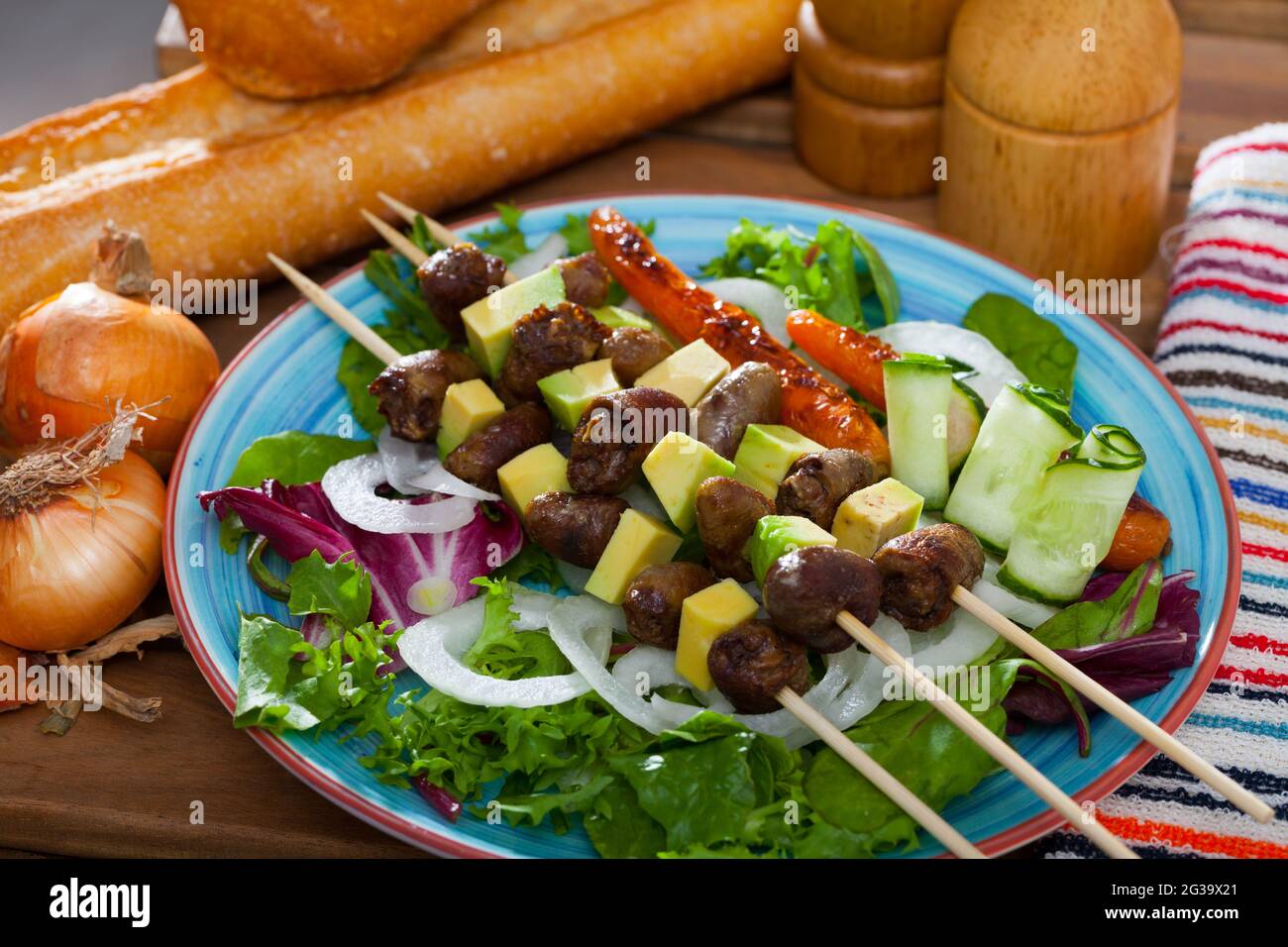 Brochettes de cœurs de poulet avec avocat Banque D'Images