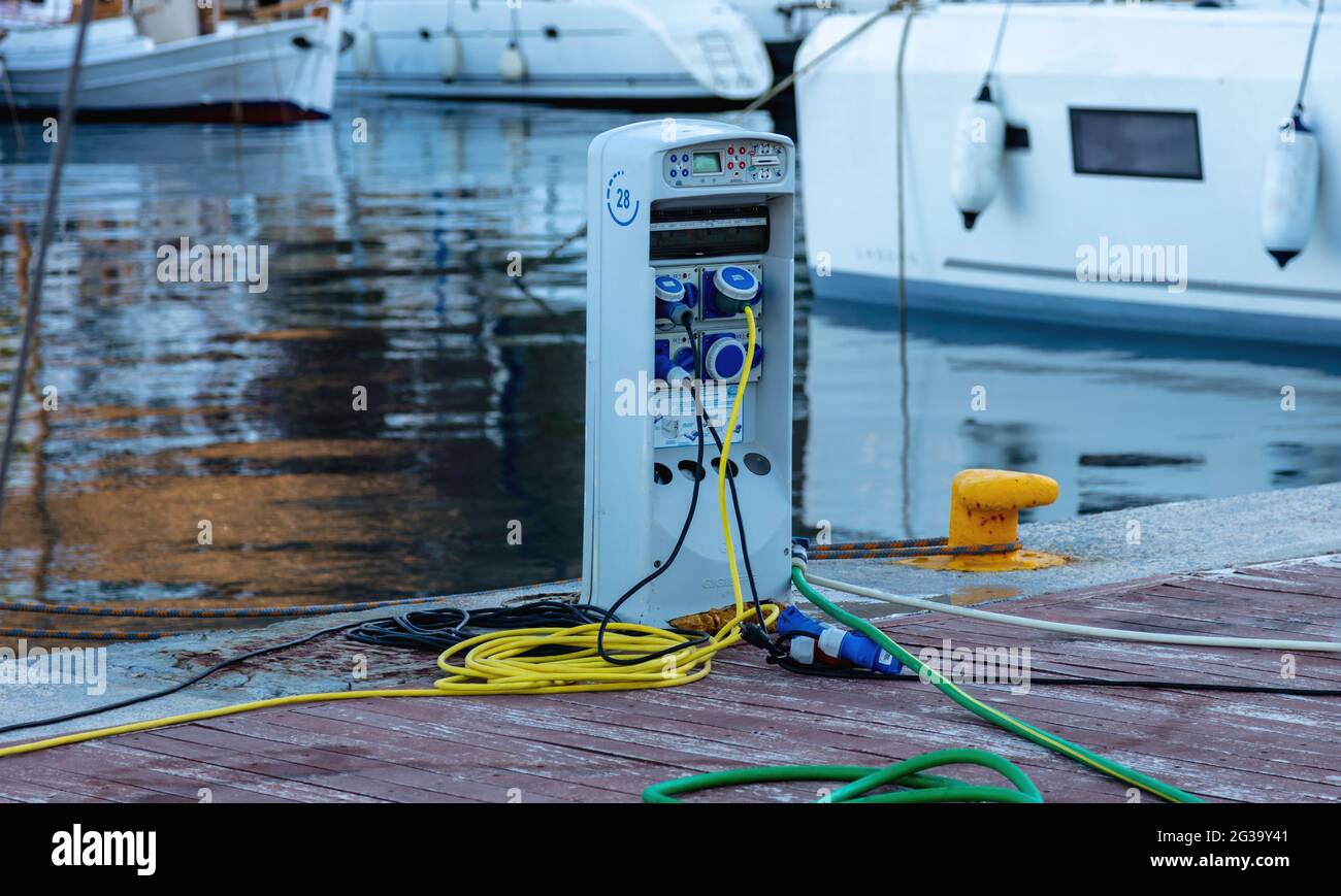 Île de Mykonos, Cyclades, Grèce. 22 mai 2021. Prises électriques de charge pour les navires dans le port. Station de port de plaisance, alimentation électrique et eau pour Banque D'Images