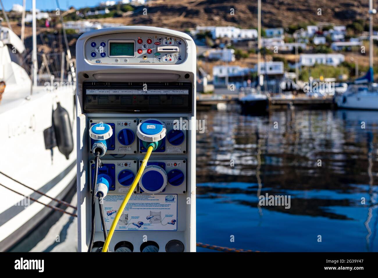 Île de Mykonos, Cyclades, Grèce. 22 mai 2021. Station d'alimentation de Marina, charge des prises électriques pour les navires dans le port. Alimentation électrique et eau pour Banque D'Images