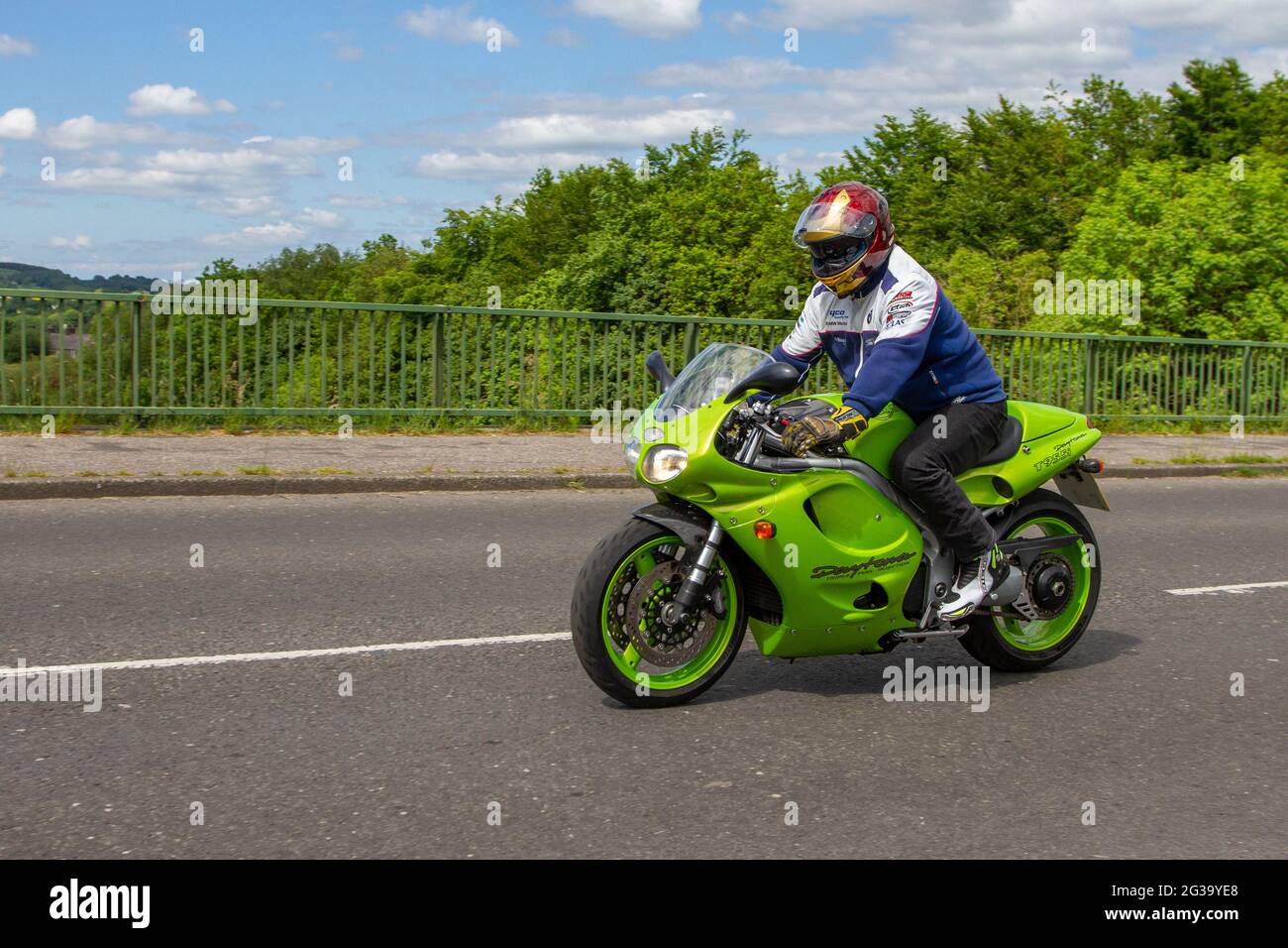 Pilote de moto T955i à triple injection de carburant vert Daytona ;  transport à deux roues, motos, véhicule, routes, Motos, motocyclistes  motards motorisés à Chorley, Royaume-Uni Photo Stock - Alamy
