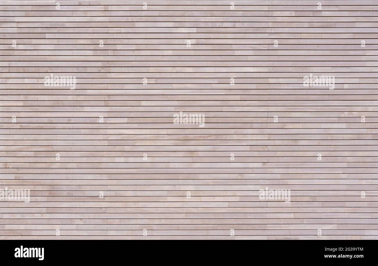 Nouveau revêtement moderne en bois clair sur une façade Banque D'Images
