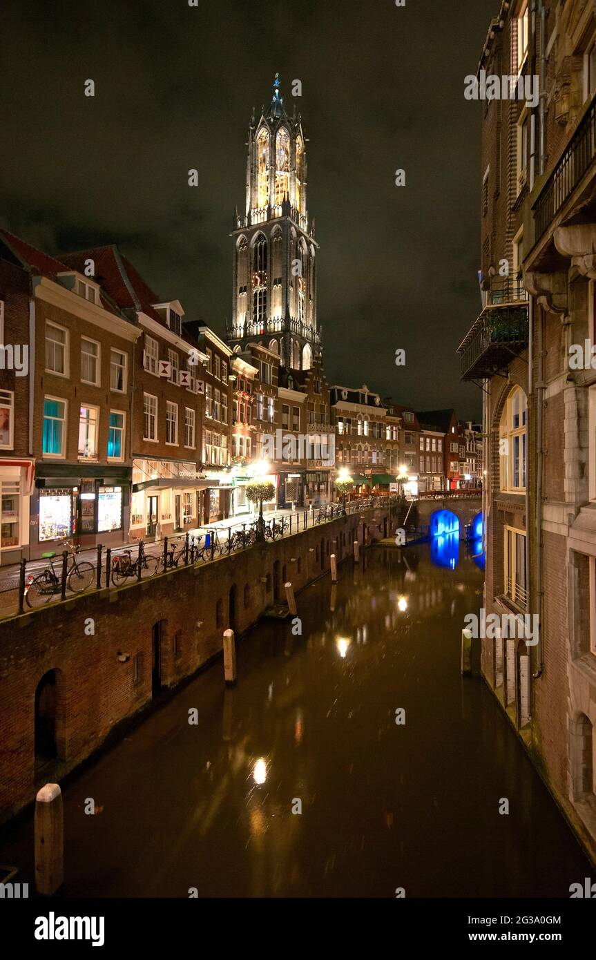 Vue nocturne d'Utrecht avec la tour de la cathédrale (Domtoren), pays-Bas Banque D'Images