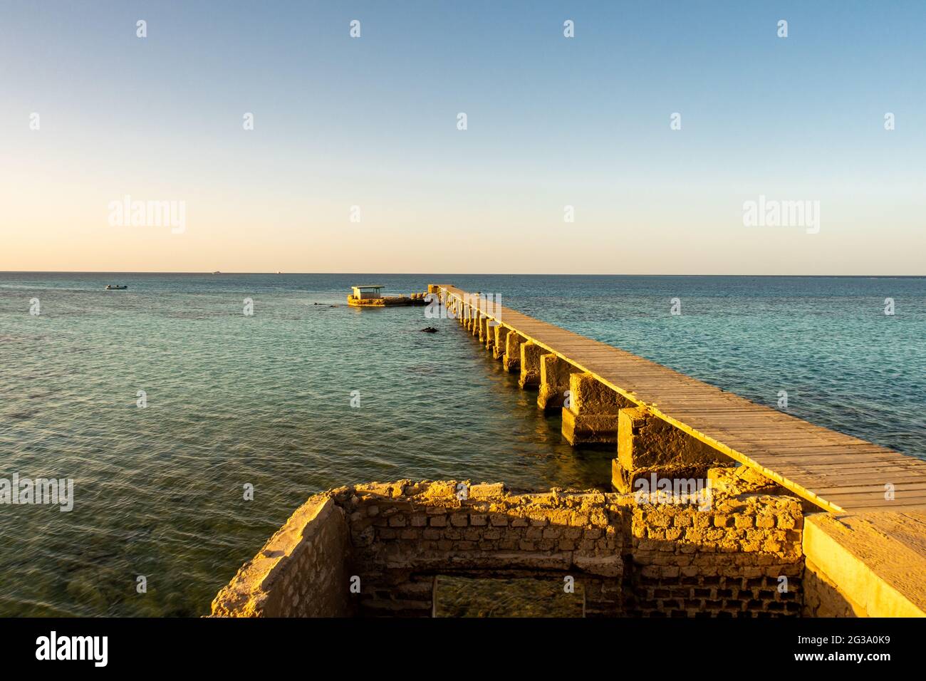 Ancien quai en bois (jetée) du phare de Sanganeb Reef près de Port Soudan, sur la mer Rouge, dans le parc national de Sanganeb, avec horizon sans fin vue sur la mer duri Banque D'Images