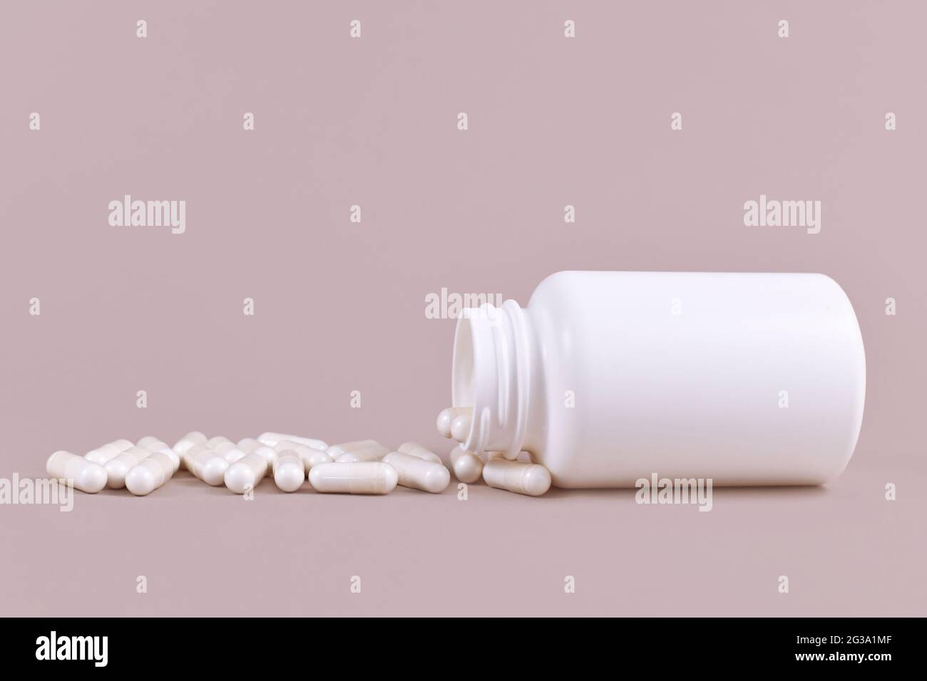 Capsules médicales se renversant du contenant vide Banque D'Images