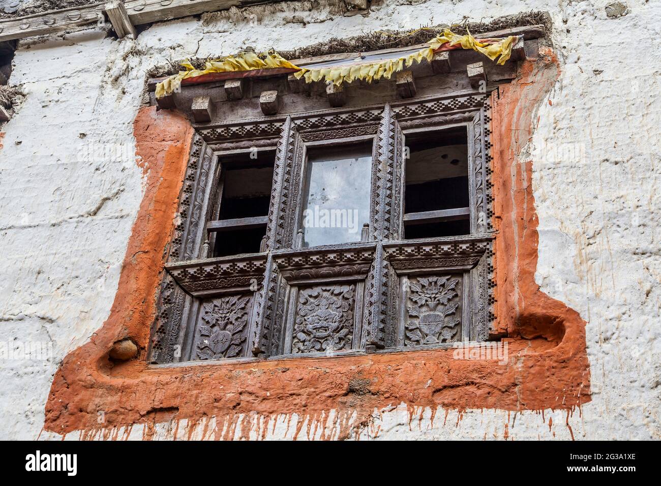 Fenêtre en bois sculpté dans le village de Kagbeni, Mustang, Népal. Banque D'Images